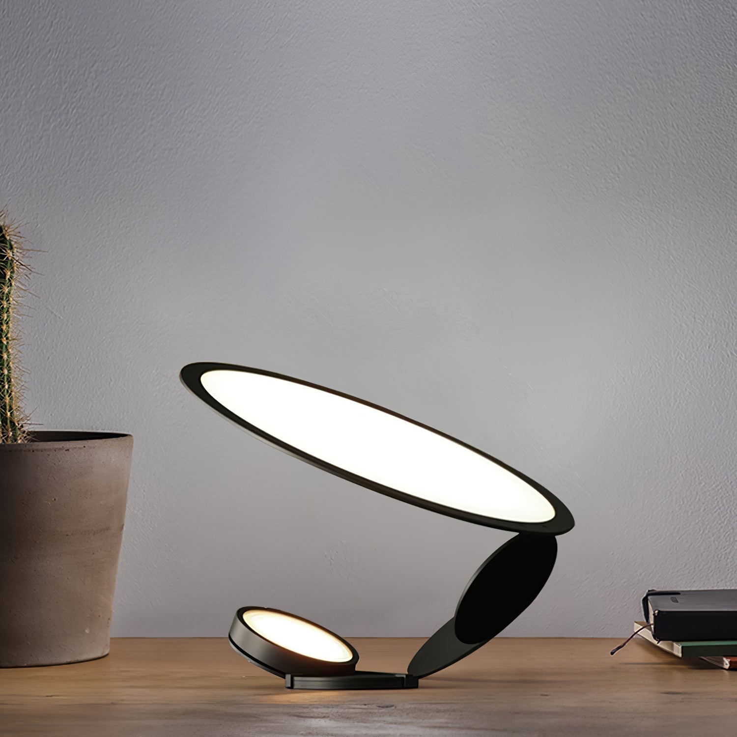 Lampe de Table Élégante - Détails Sculptés et Éclairage Atmosphérique