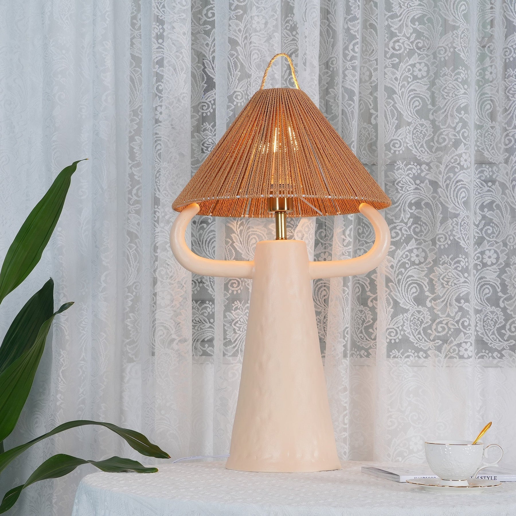 Lampe de Table en Céramique Artisanale - Élégance Rustique avec Abat-jour en Raffia