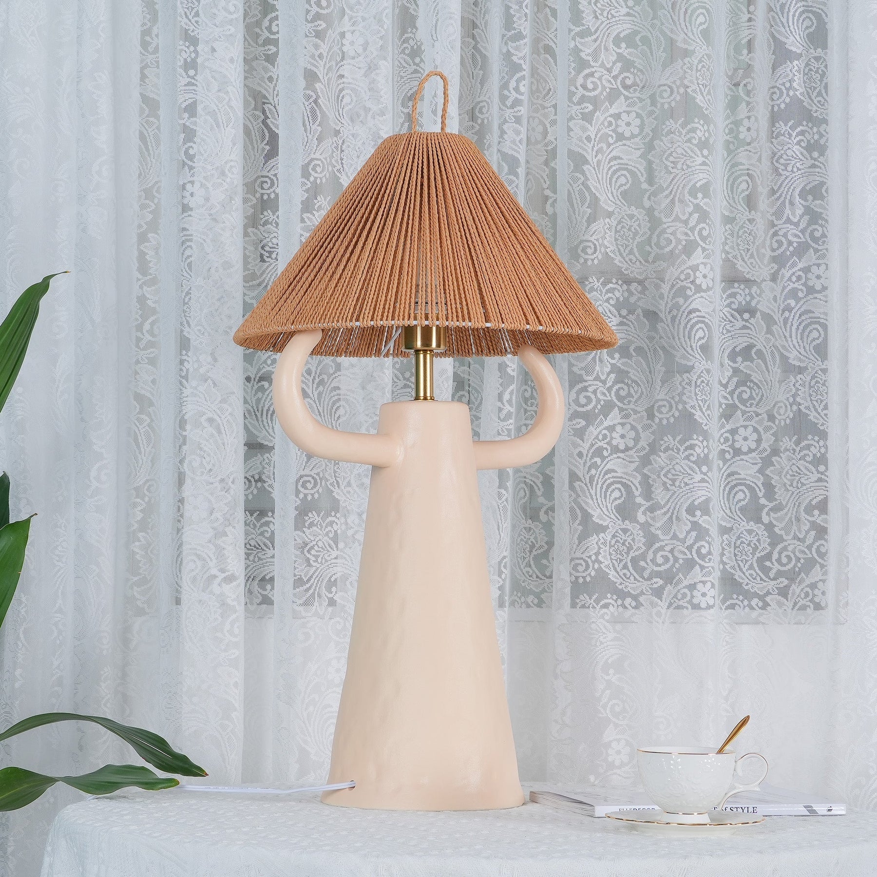 Lampe de Table en Céramique Artisanale - Élégance Rustique avec Abat-jour en Raffia