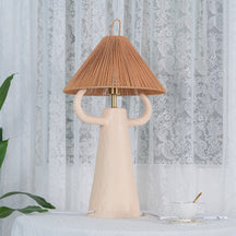 Lampe de Table en Céramique Artisanale - Élégance Rustique avec Abat-jour en Raffia