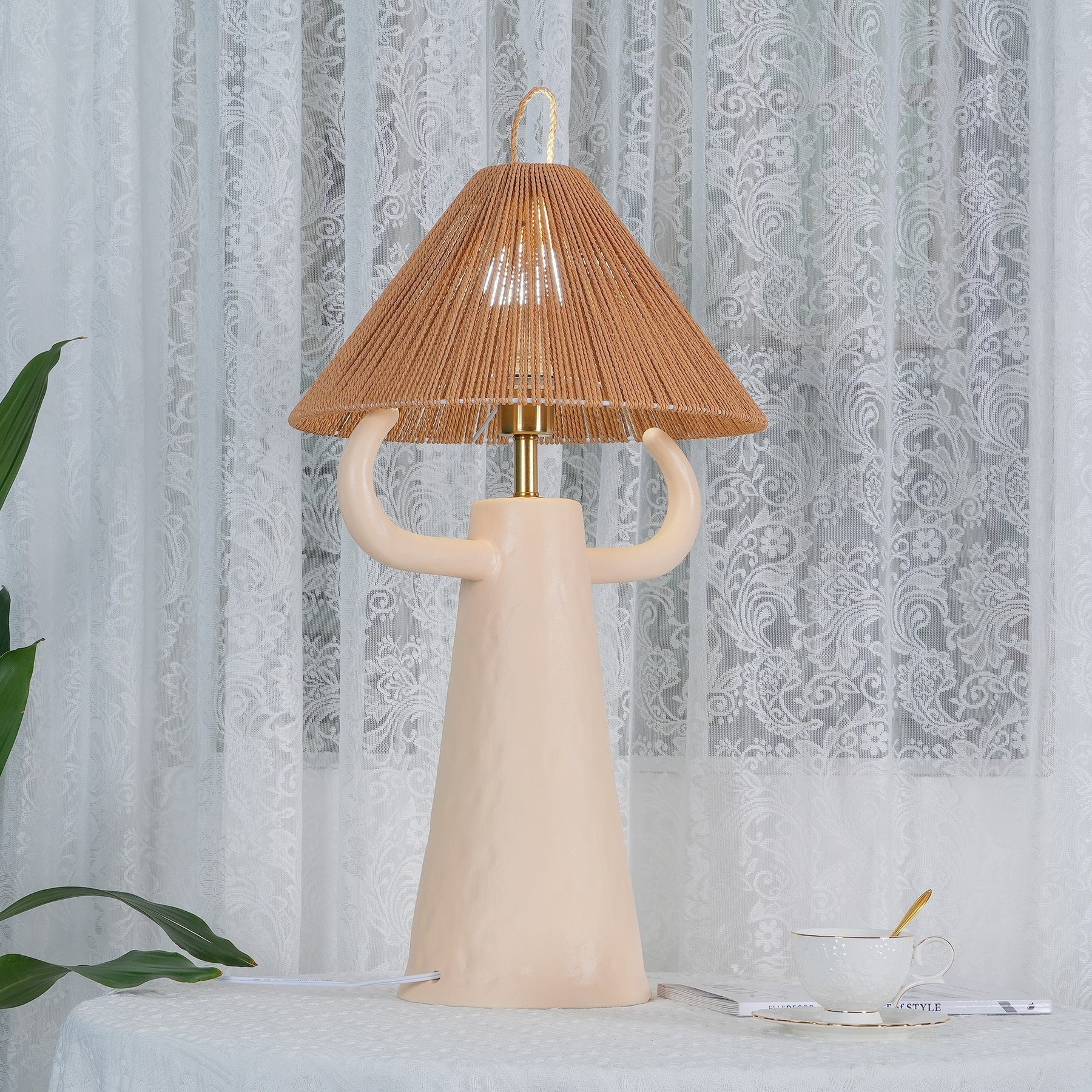 Lampe de Table en Céramique Artisanale - Élégance Rustique avec Abat-jour en Raffia