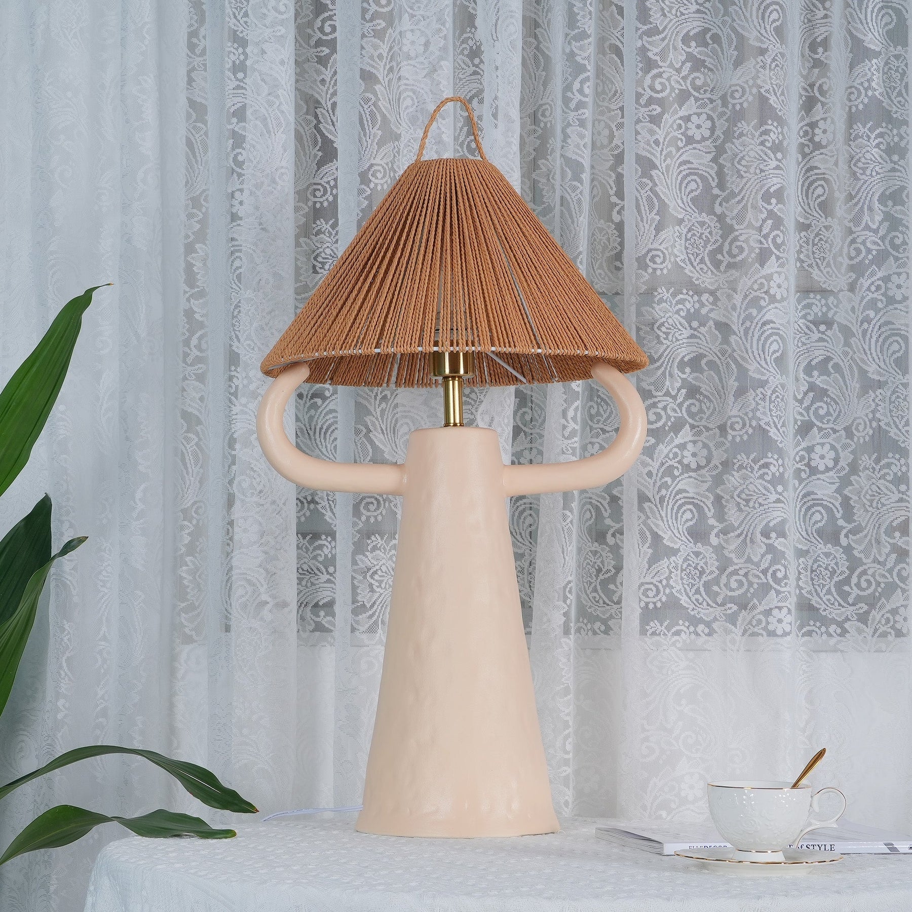 Lampe de Table en Céramique Artisanale - Élégance Rustique avec Abat-jour en Raffia