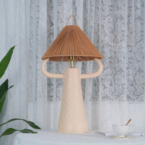 Lampe de Table en Céramique Artisanale - Élégance Rustique avec Abat-jour en Raffia