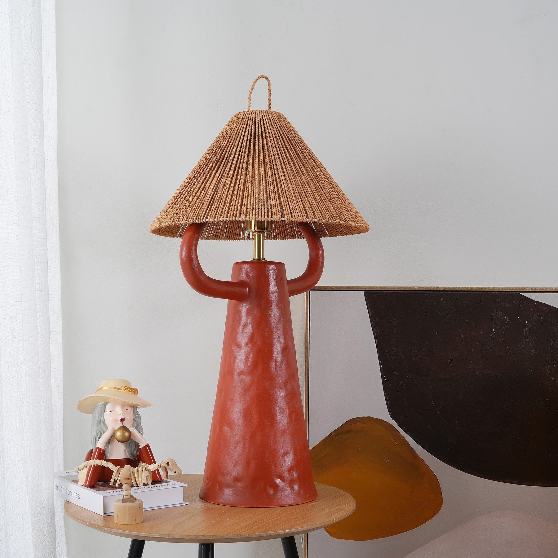Lampe de Table en Céramique Artisanale - Élégance Rustique avec Abat-jour en Raffia