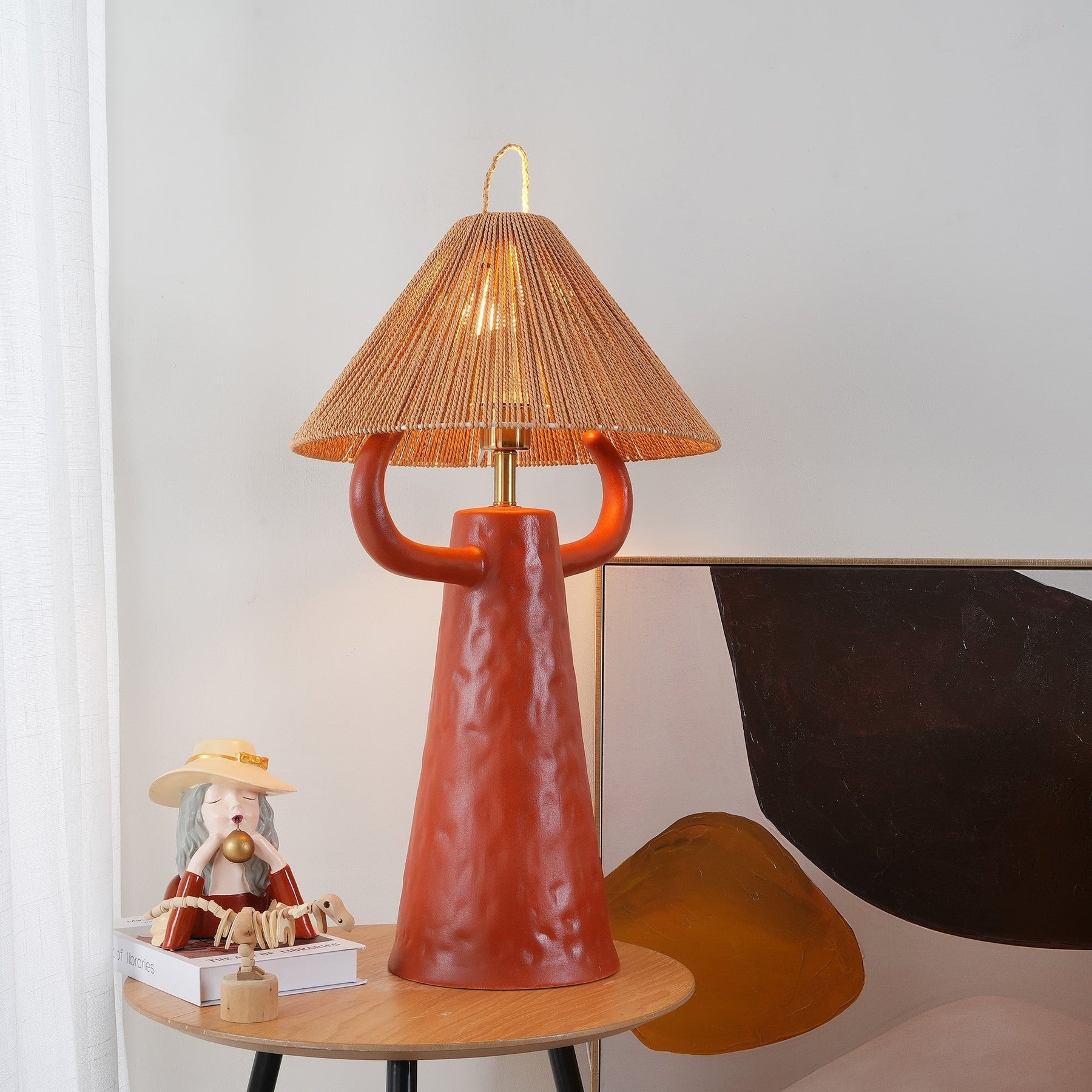 Lampe de Table en Céramique Artisanale - Élégance Rustique avec Abat-jour en Raffia