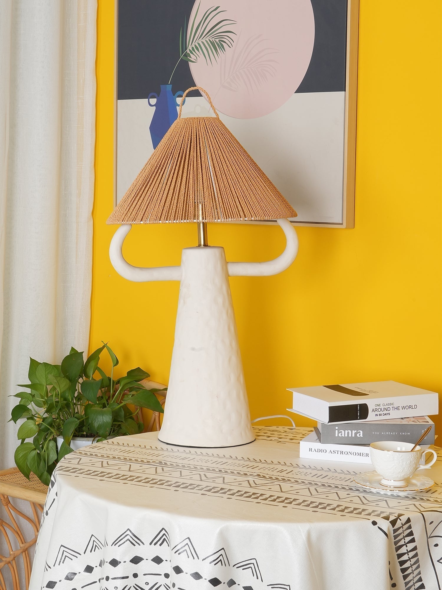 Lampe de Table en Céramique Artisanale - Élégance Rustique avec Abat-jour en Raffia