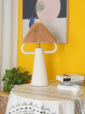 Lampe de Table en Céramique Artisanale - Élégance Rustique avec Abat-jour en Raffia