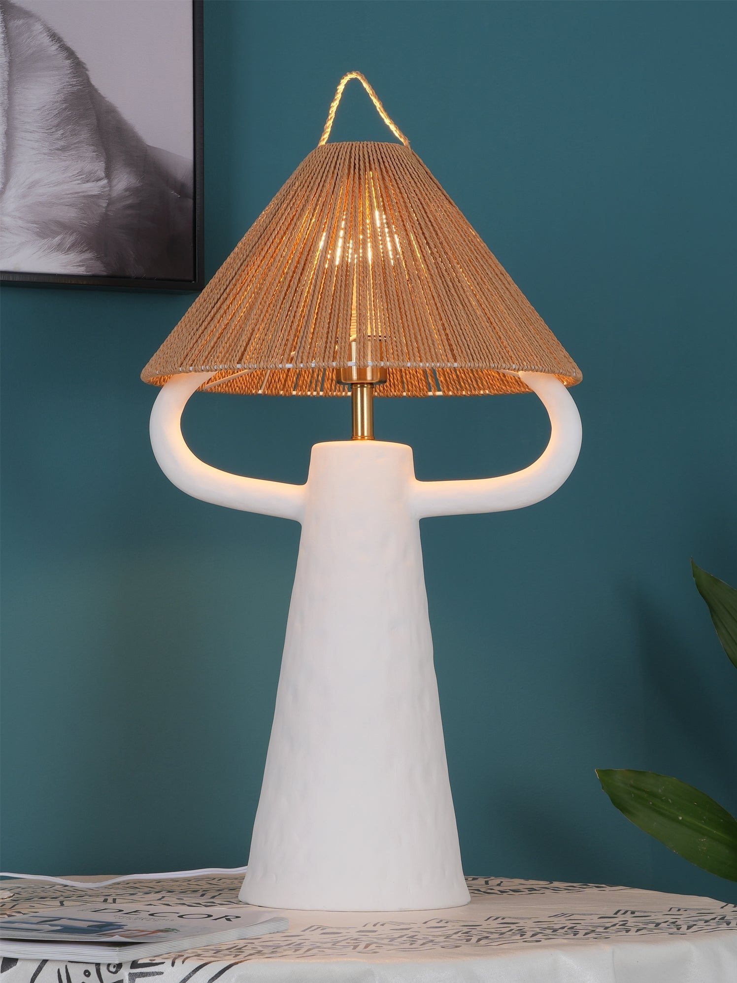 Lampe de Table en Céramique Artisanale - Élégance Rustique avec Abat-jour en Raffia