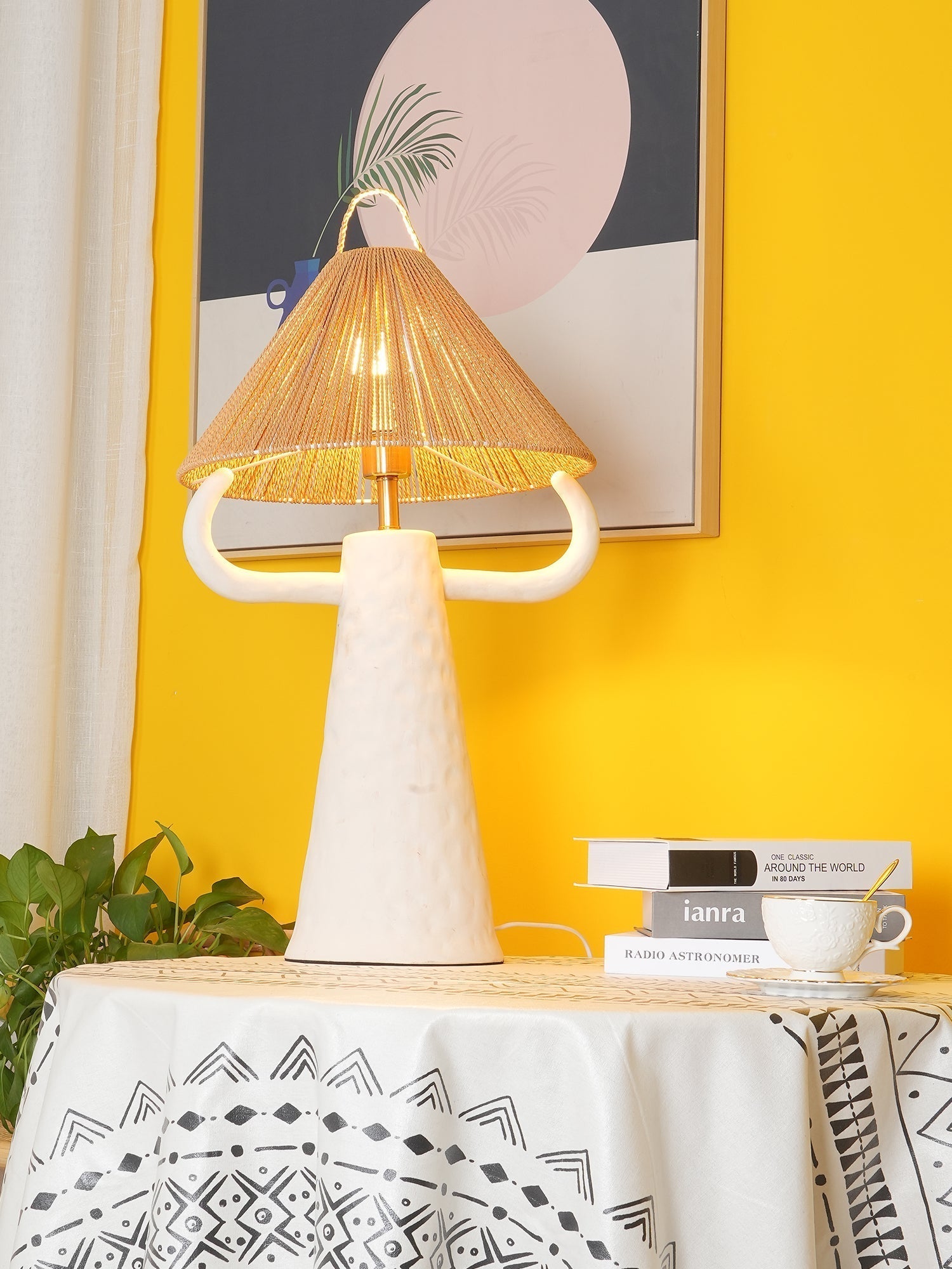 Lampe de Table en Céramique Artisanale - Élégance Rustique avec Abat-jour en Raffia