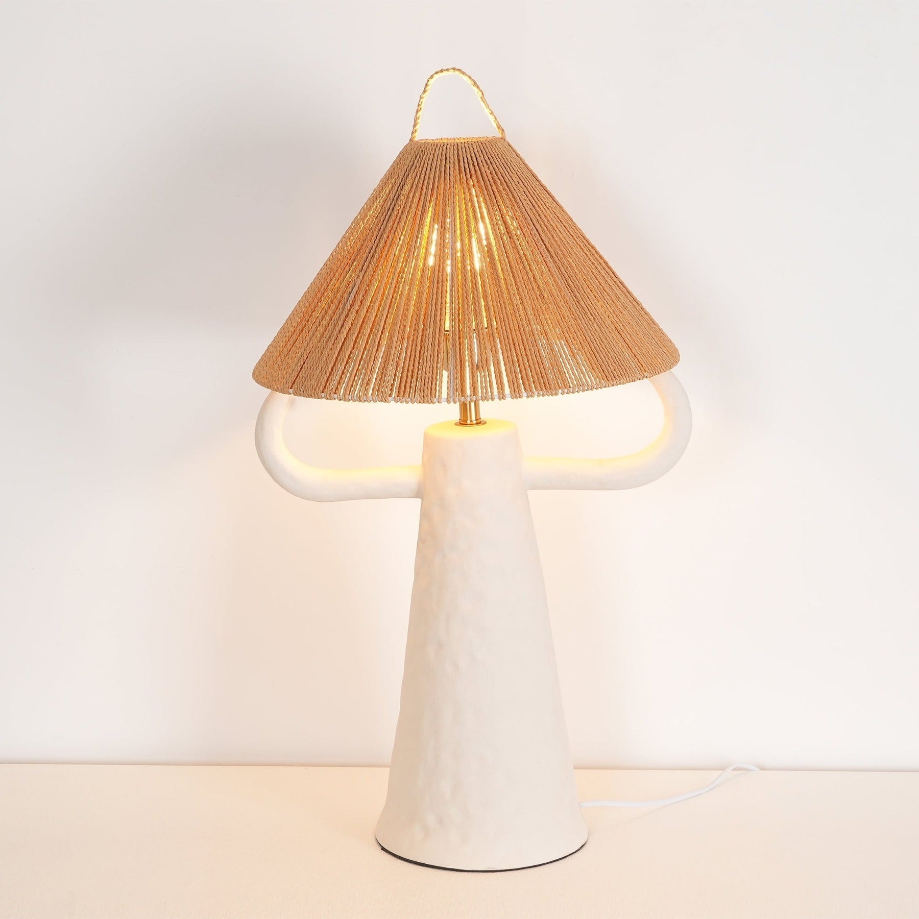 Lampe de Table en Céramique Artisanale - Élégance Rustique avec Abat-jour en Raffia