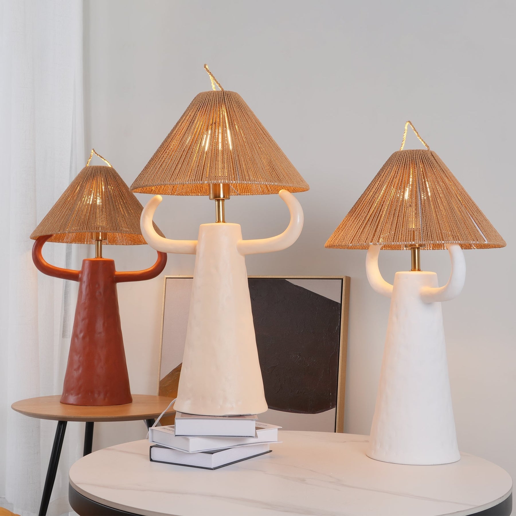 Lampe de Table en Céramique Artisanale - Élégance Rustique avec Abat-jour en Raffia