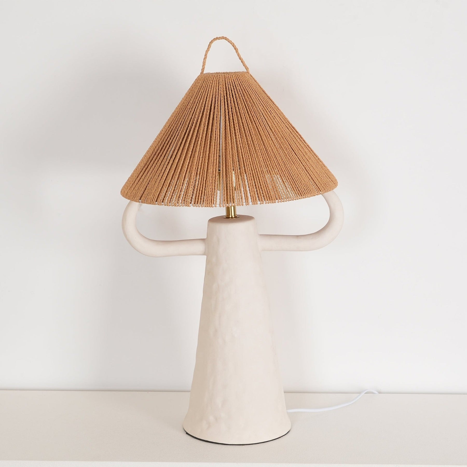Lampe de Table en Céramique Artisanale - Élégance Rustique avec Abat-jour en Raffia