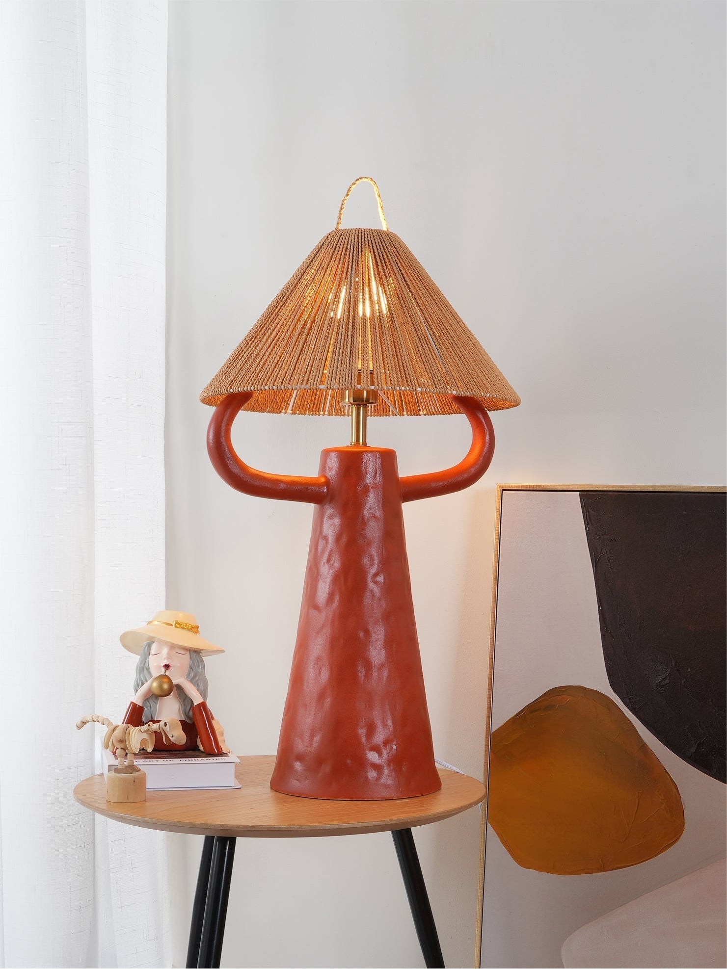 Lampe de Table en Céramique Artisanale - Élégance Rustique avec Abat-jour en Raffia