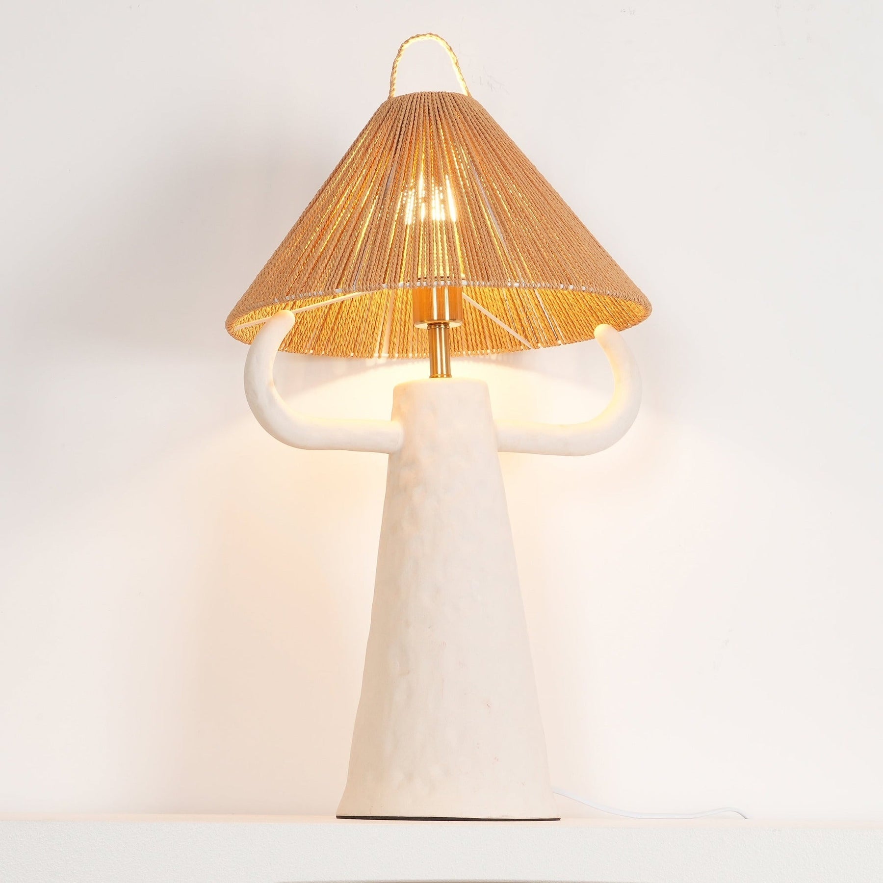 Lampe de Table en Céramique Artisanale - Élégance Rustique avec Abat-jour en Raffia