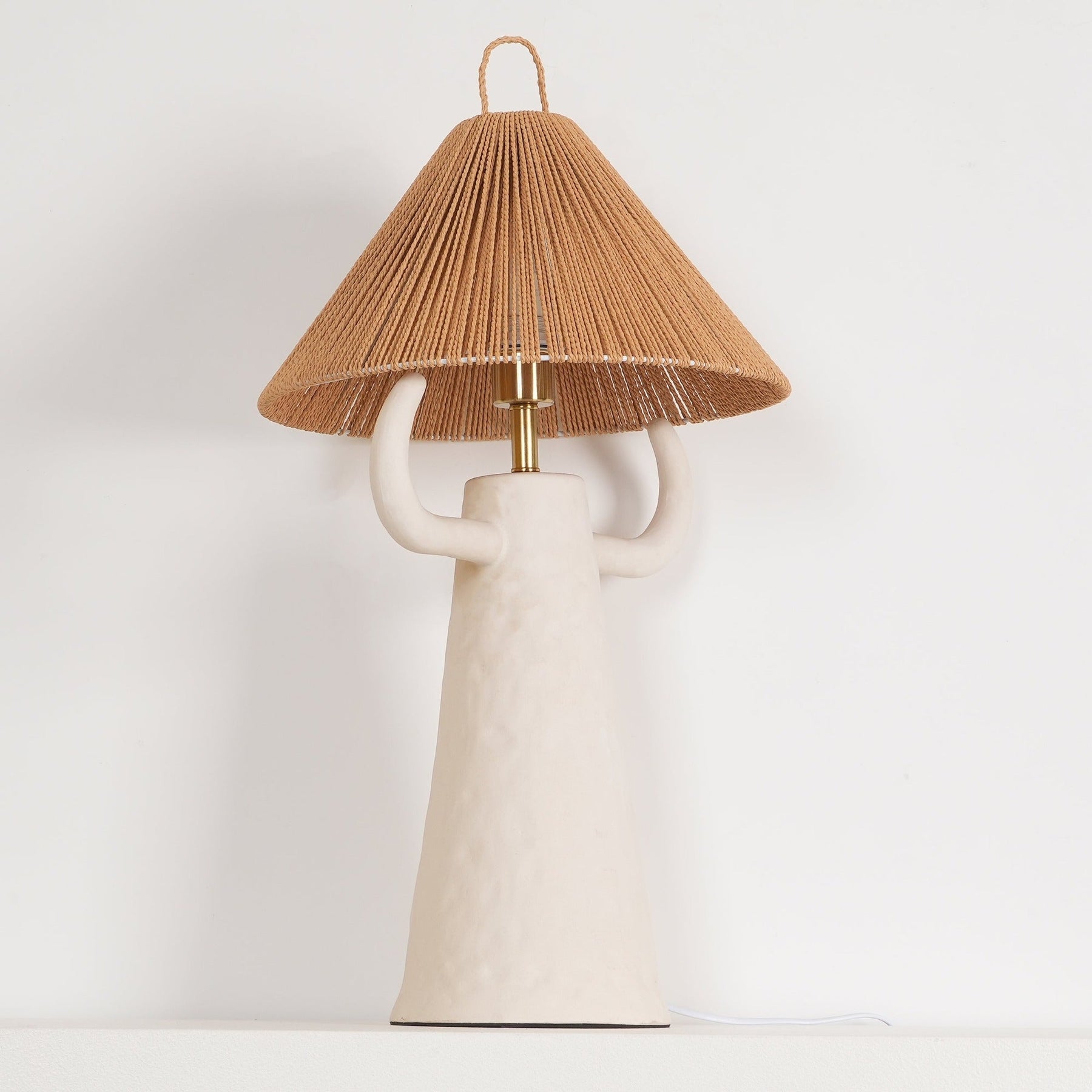 Lampe de Table en Céramique Artisanale - Élégance Rustique avec Abat-jour en Raffia
