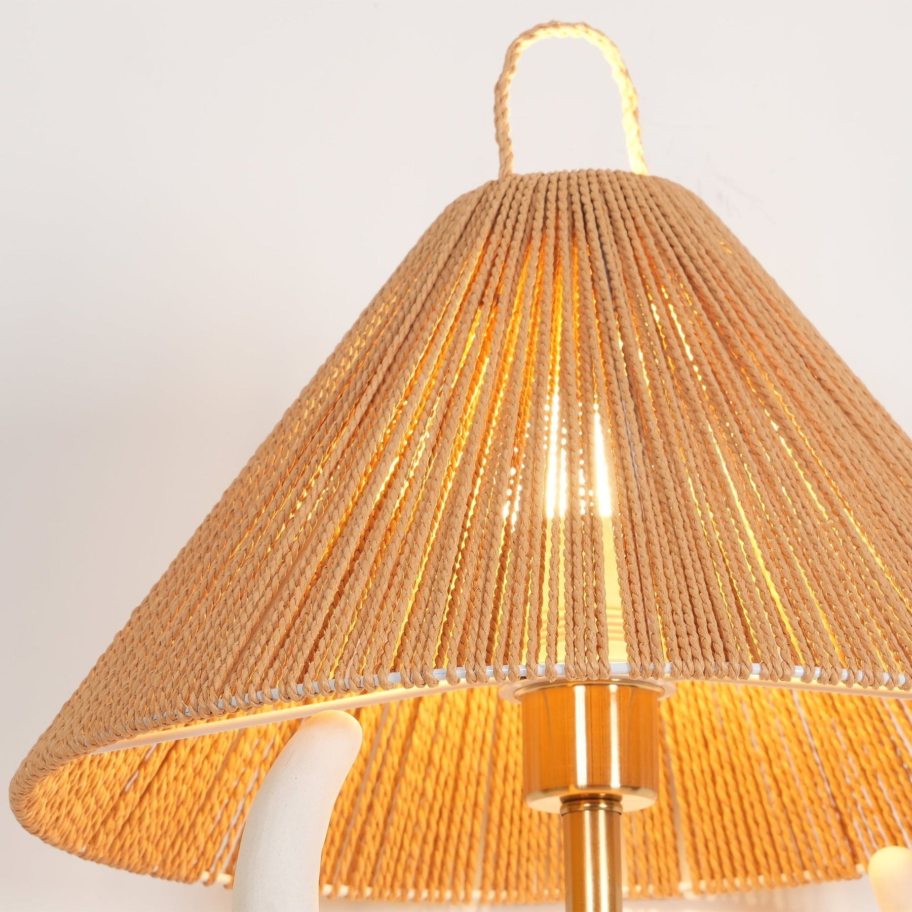 Lampe de Table en Céramique Artisanale - Élégance Rustique avec Abat-jour en Raffia
