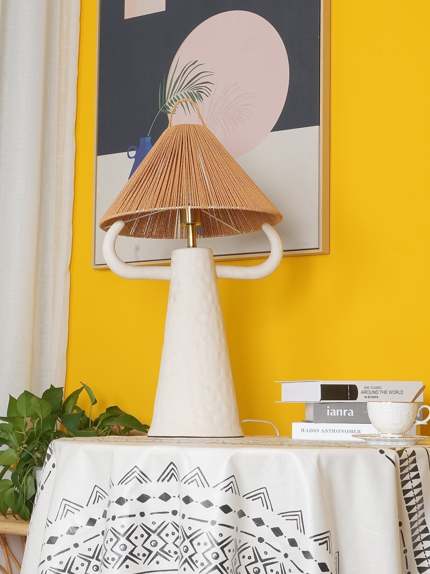 Lampe de Table en Céramique Artisanale - Élégance Rustique avec Abat-jour en Raffia