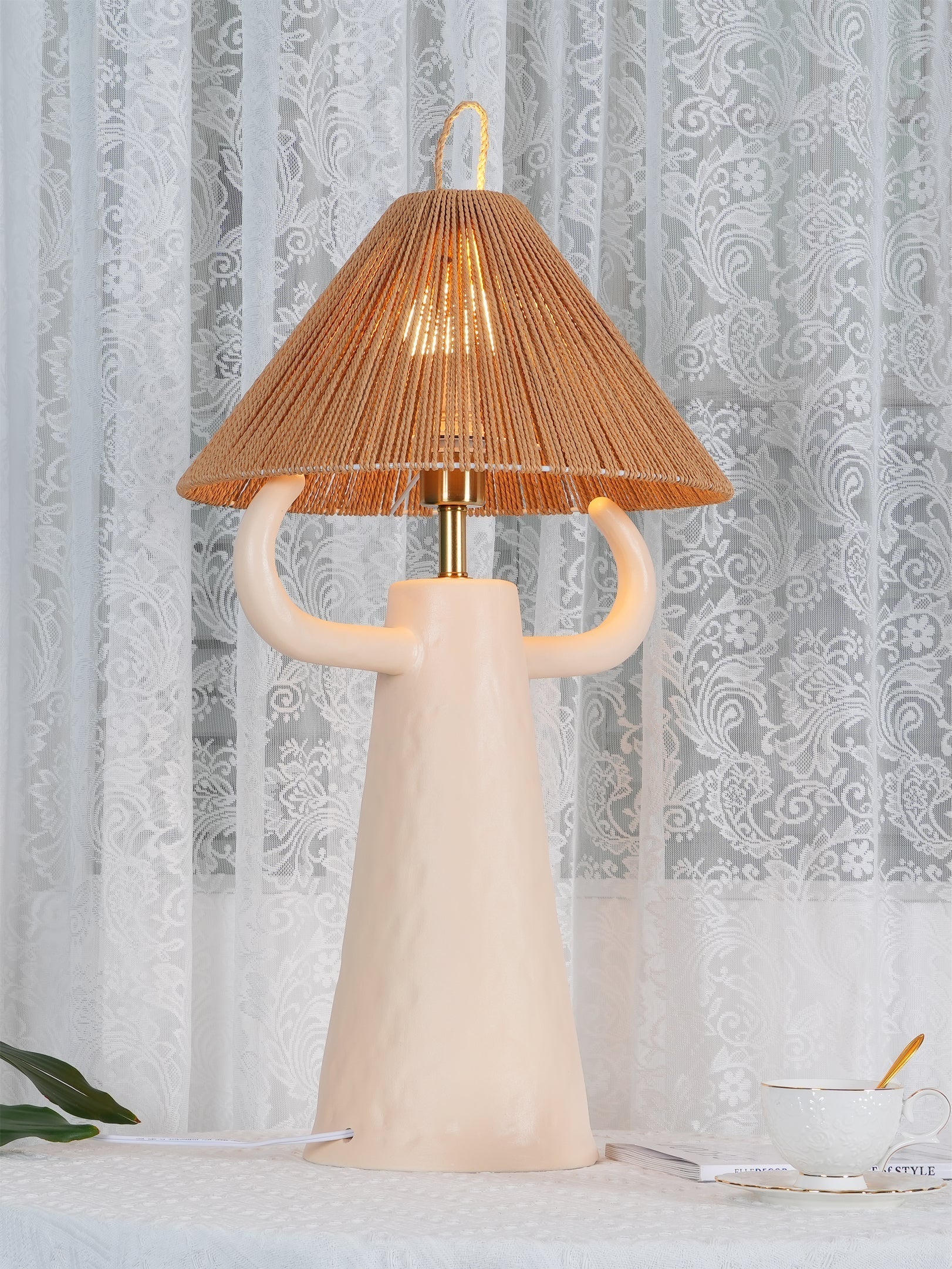 Lampe de Table en Céramique Artisanale - Élégance Rustique avec Abat-jour en Raffia