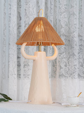 Lampe de Table en Céramique Artisanale - Élégance Rustique avec Abat-jour en Raffia