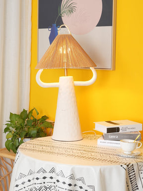 Lampe de Table en Céramique Artisanale - Élégance Rustique avec Abat-jour en Raffia