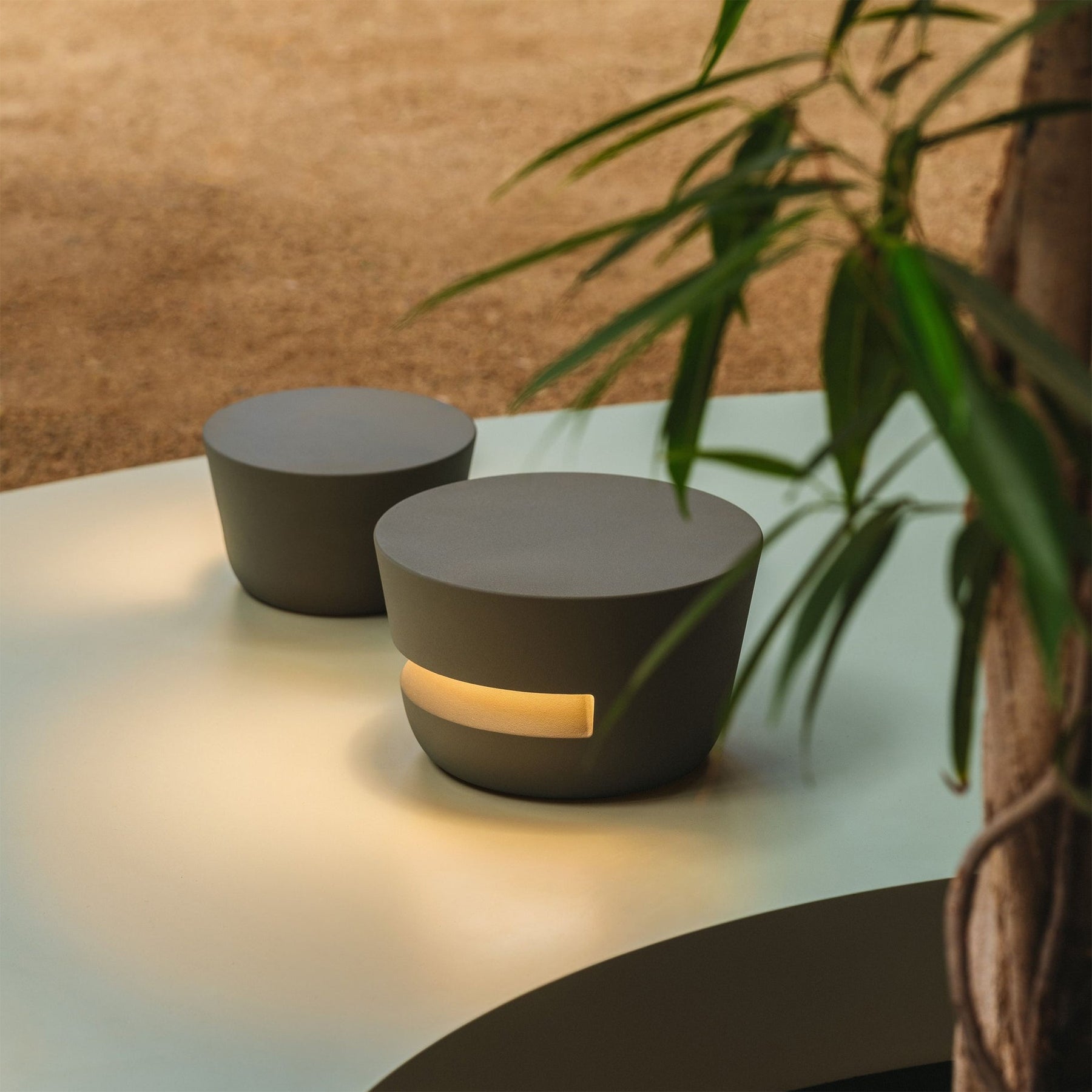 Lampe de Jardin Résistante aux Intempéries - Éclairage Élégant et Durable