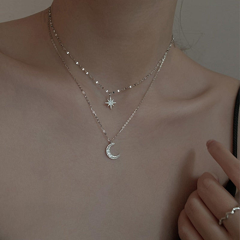 Collier en Argent avec Pendentif Lune - Artisanat Exquis et Élégance Romantique