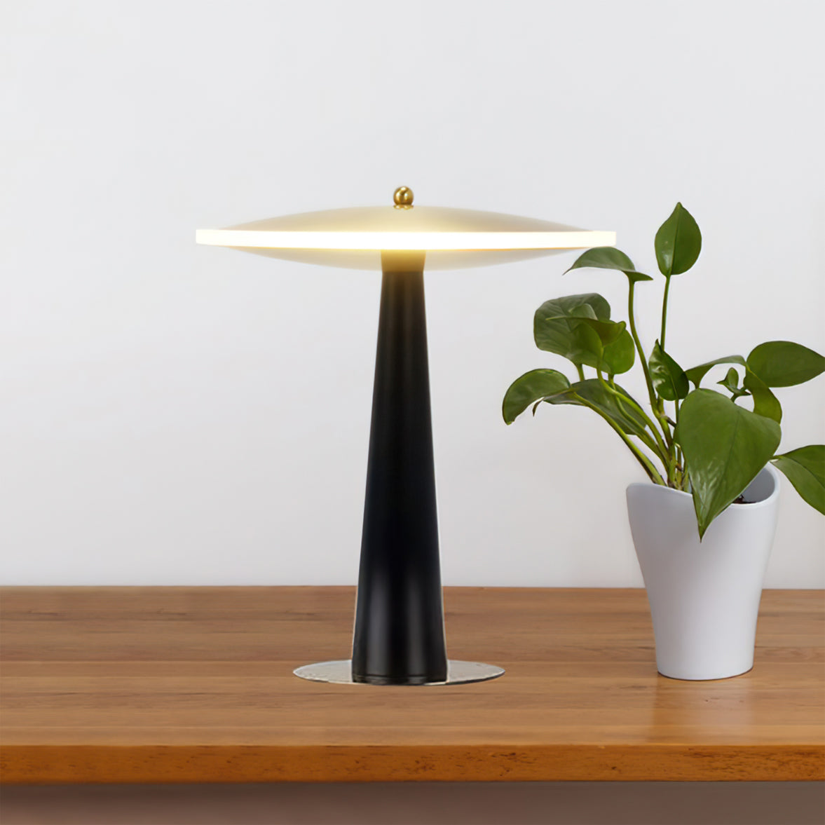 Lampe de Table en Cuivre - Éclairage Moderne et Élégant