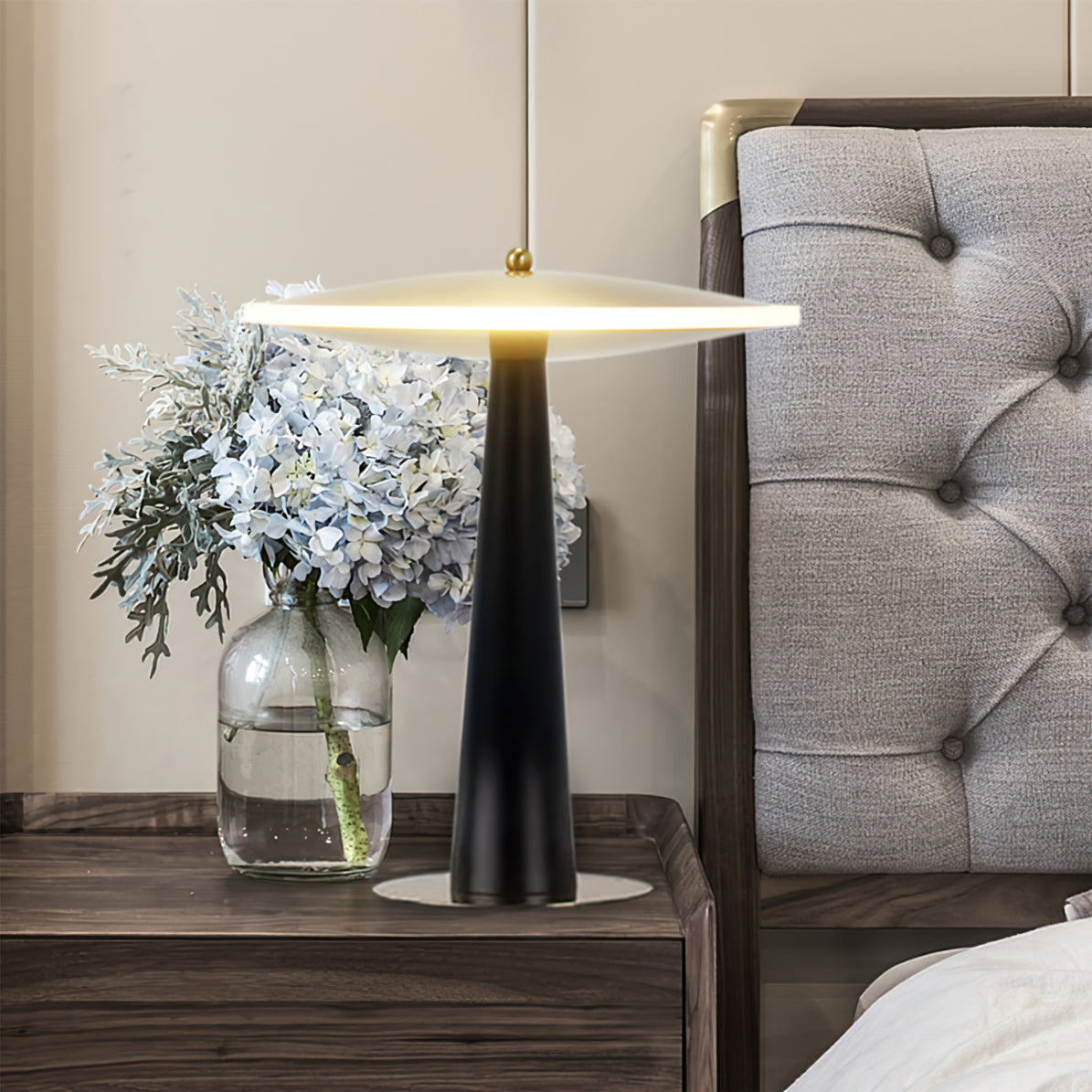 Lampe de Table en Cuivre - Éclairage Moderne et Élégant