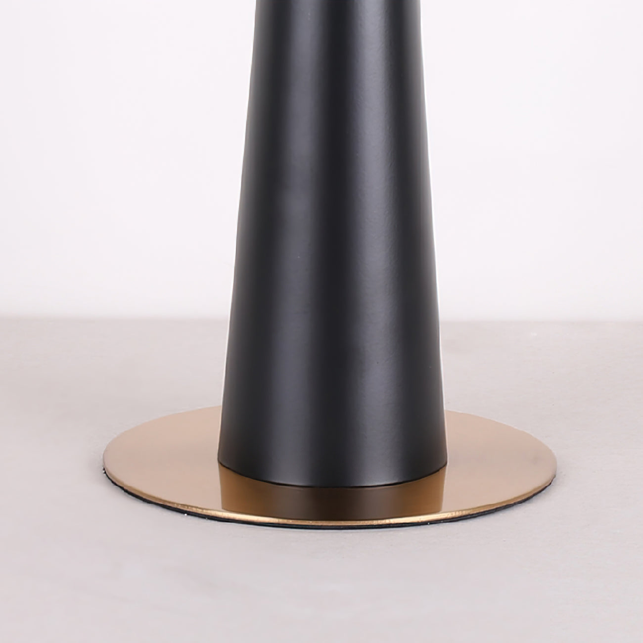 Lampe de Table en Cuivre - Éclairage Moderne et Élégant