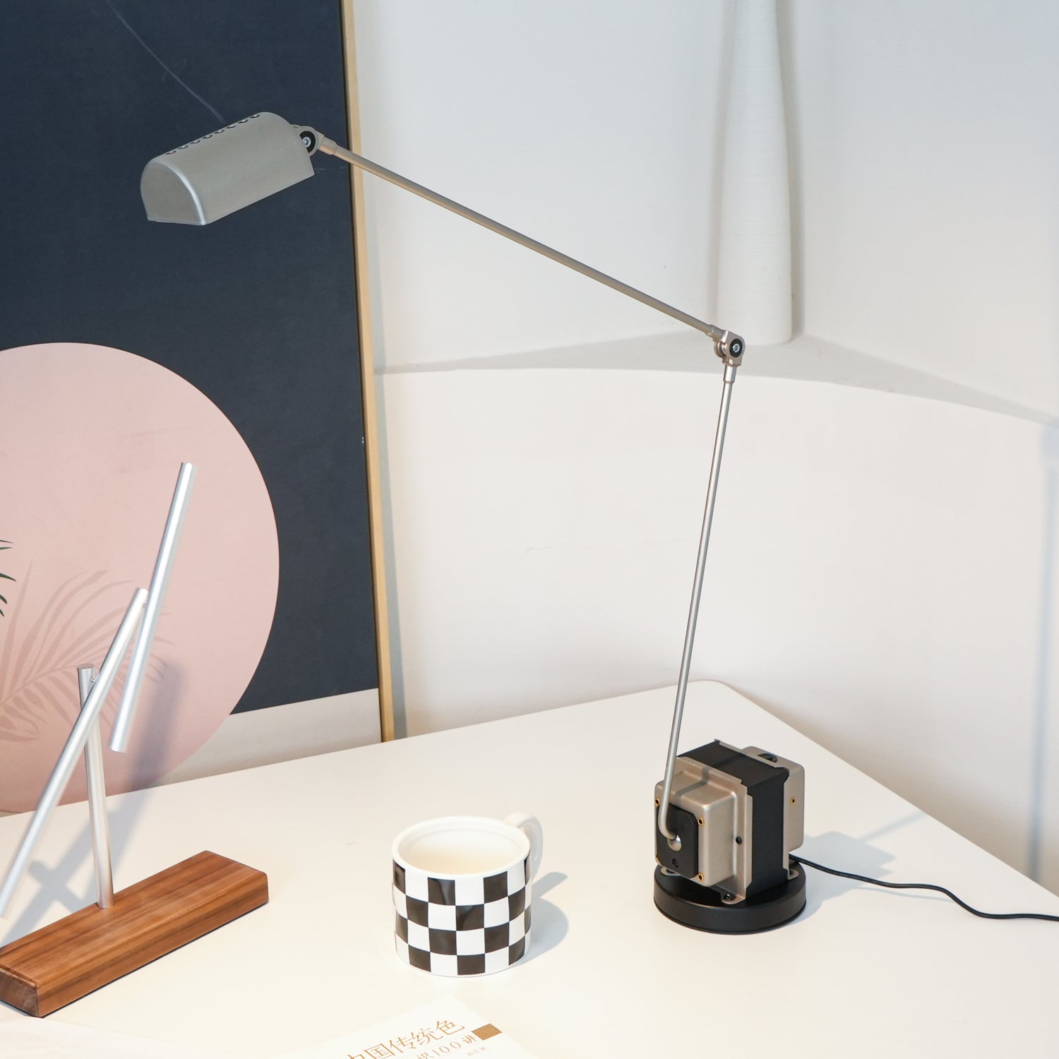Lampe de Table Élégante et Polyvalente - Diffuseur Rotatif et Gradation Ajustable