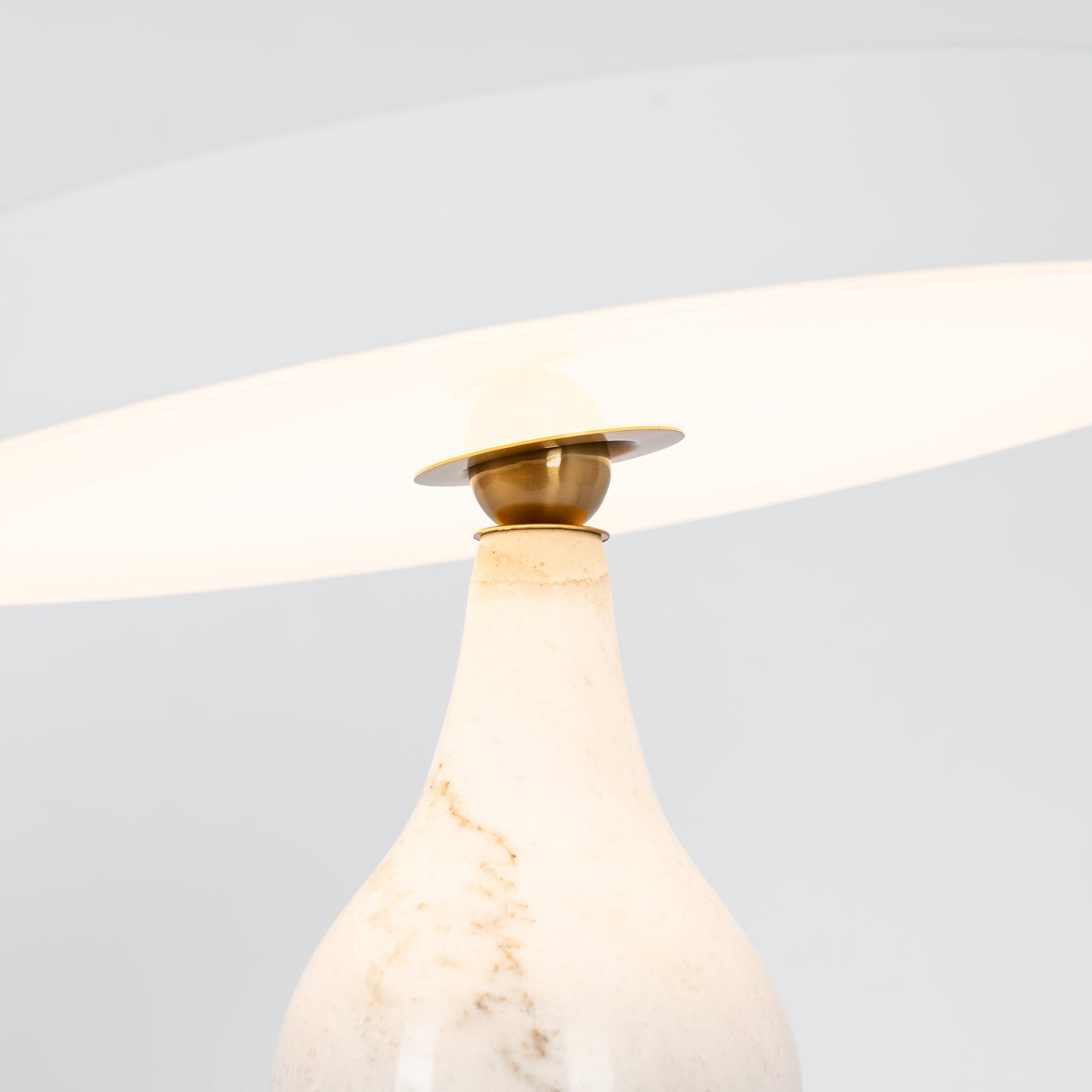 Lampe de Table Élégante en Marbre - Design Sophistiqué et Lumière Douce