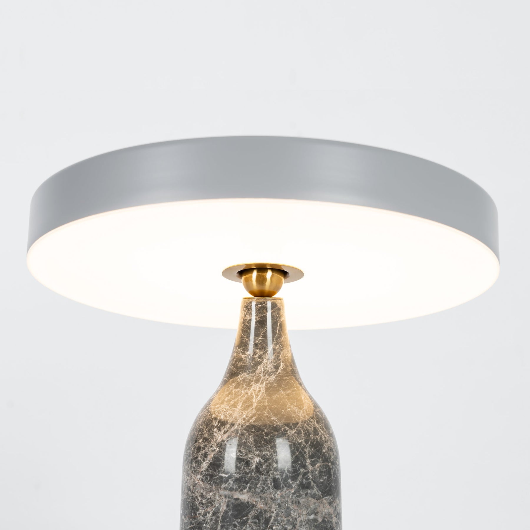 Lampe de Table Élégante en Marbre - Design Sophistiqué et Lumière Douce