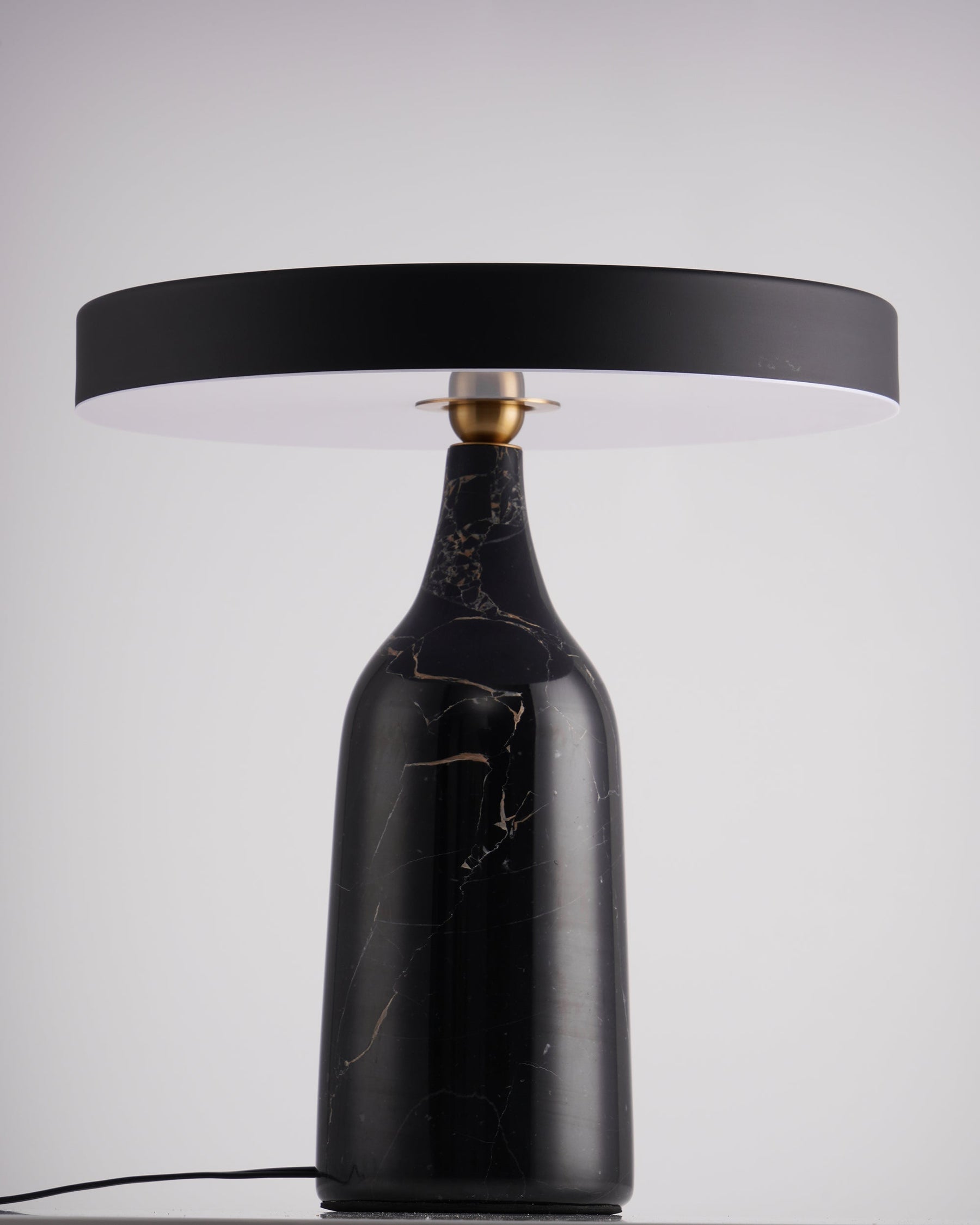 Lampe de Table Élégante en Marbre - Design Sophistiqué et Lumière Douce