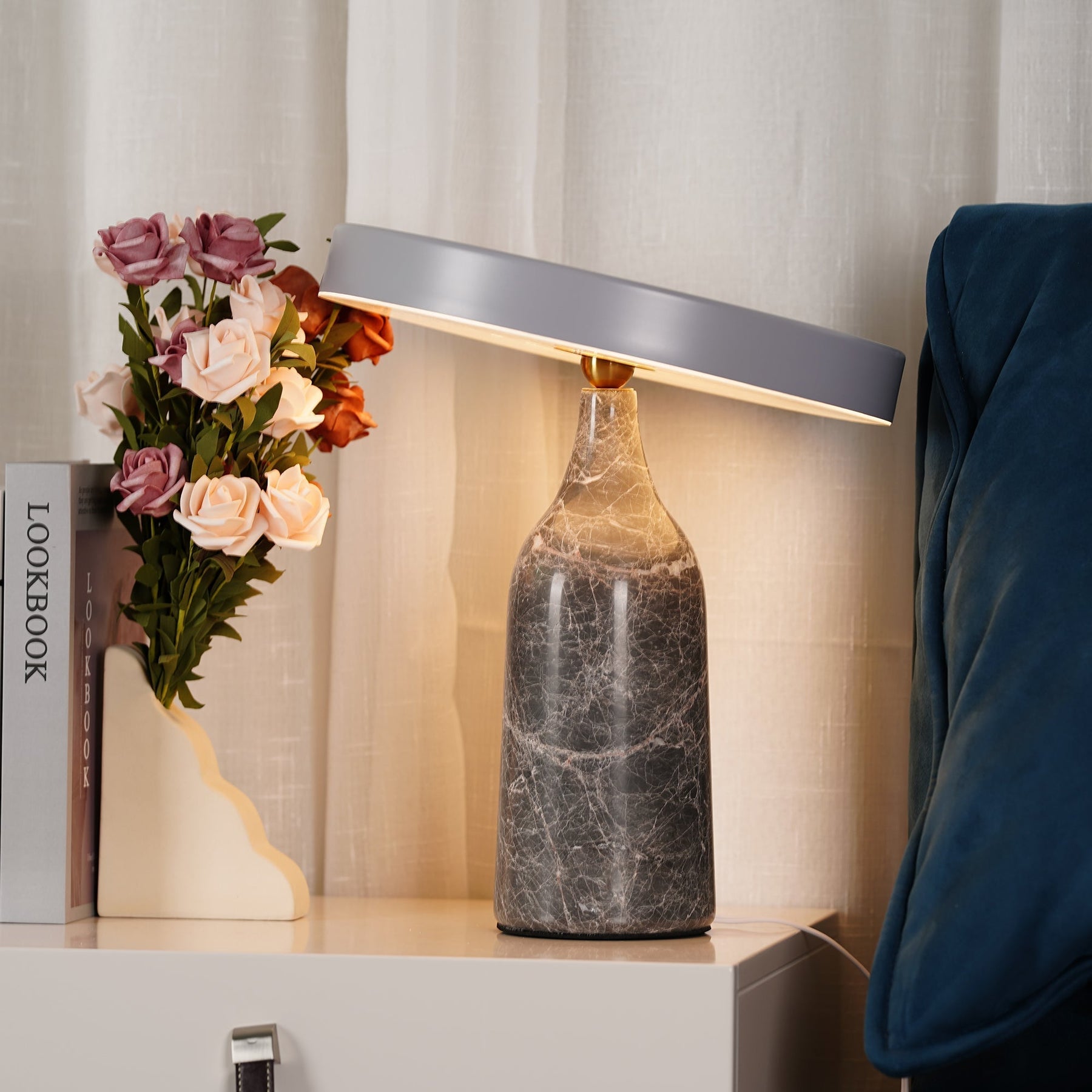 Lampe de Table Élégante en Marbre - Design Sophistiqué et Lumière Douce