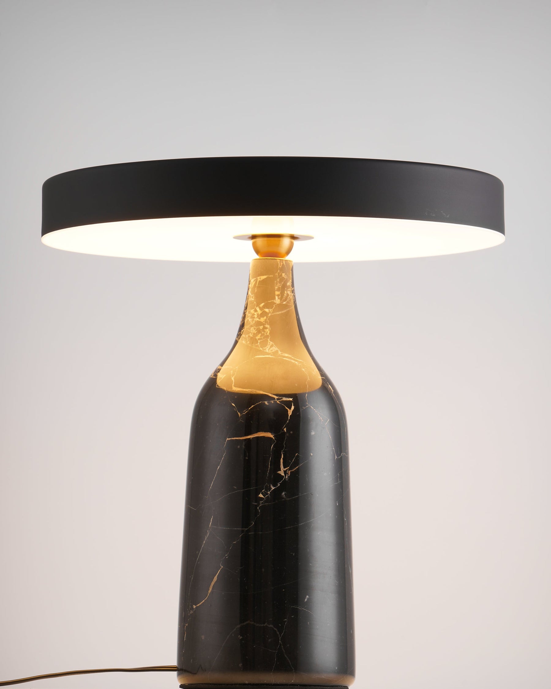 Lampe de Table Élégante en Marbre - Design Sophistiqué et Lumière Douce