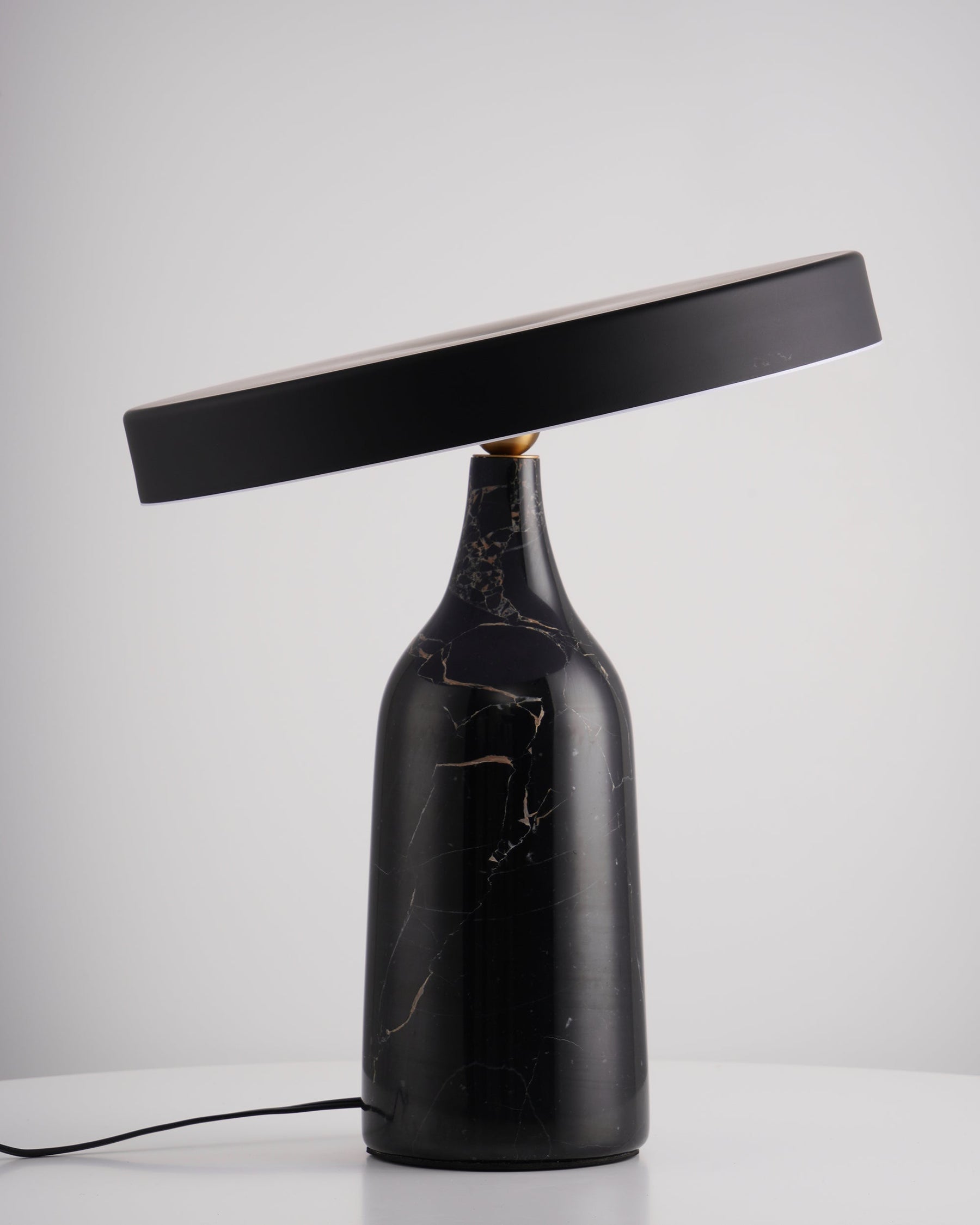 Lampe de Table Élégante en Marbre - Design Sophistiqué et Lumière Douce