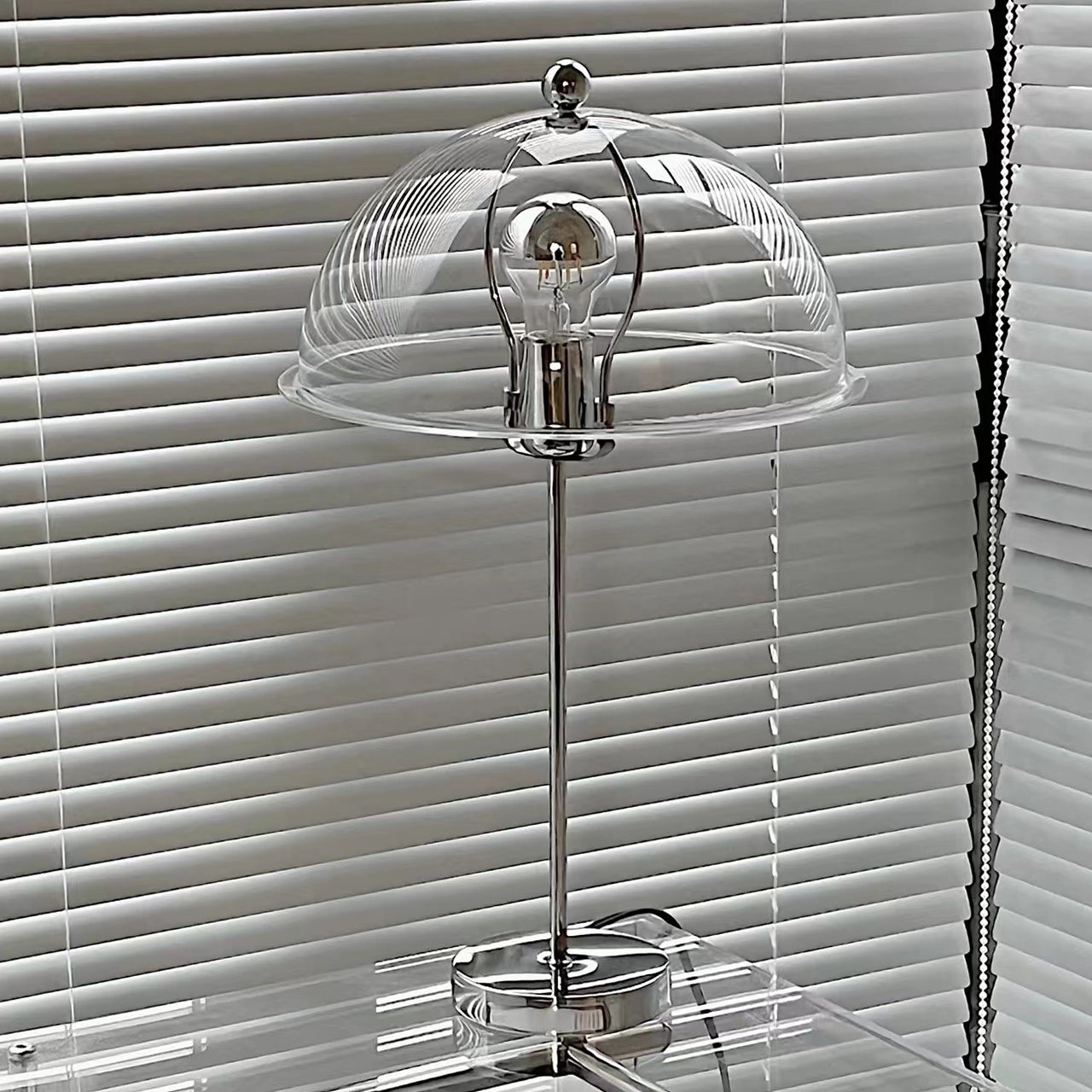 Lampe de Table Élégante en Argent - Design Chic avec Accents Acryliques