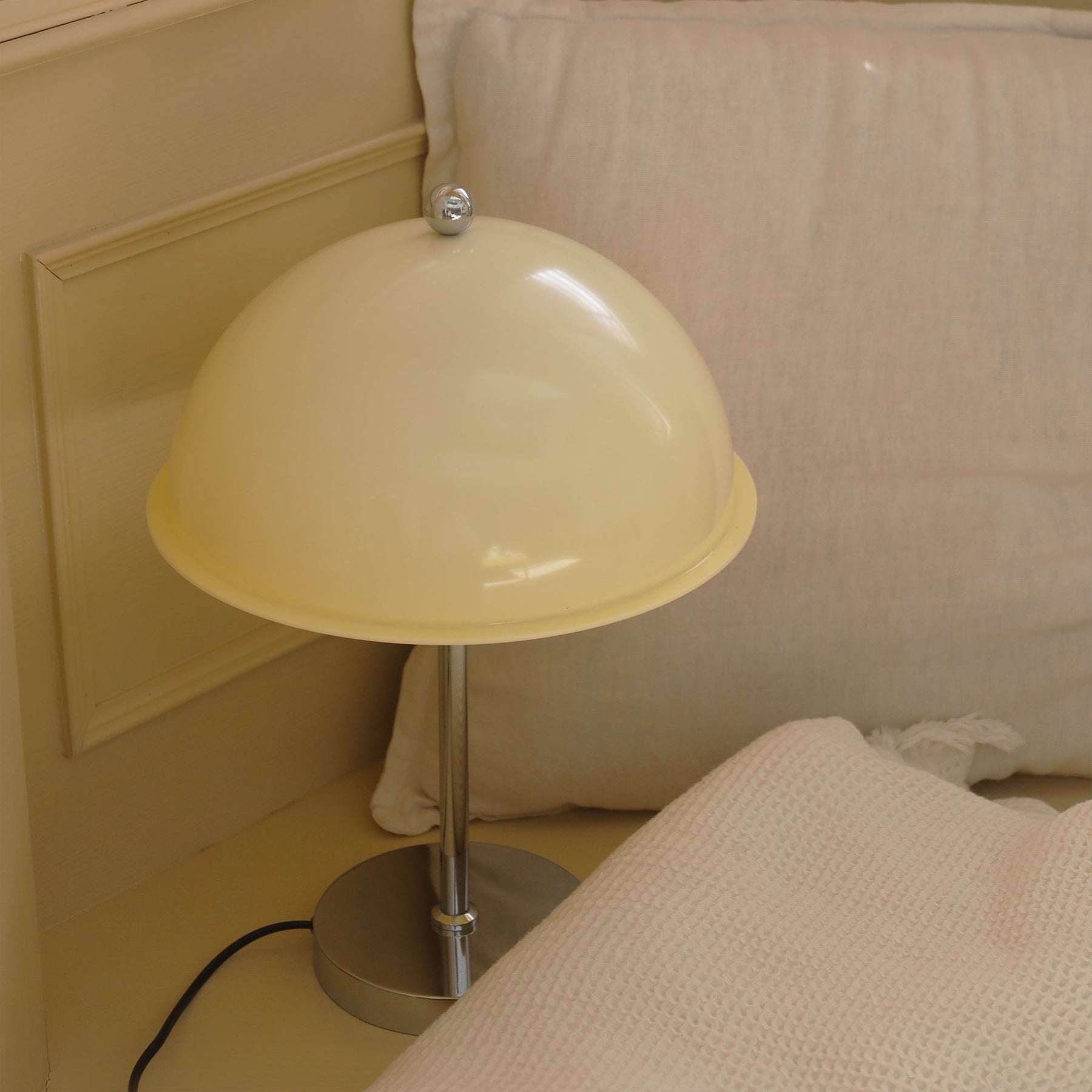Lampe de Table Élégante en Argent - Design Chic avec Accents Acryliques