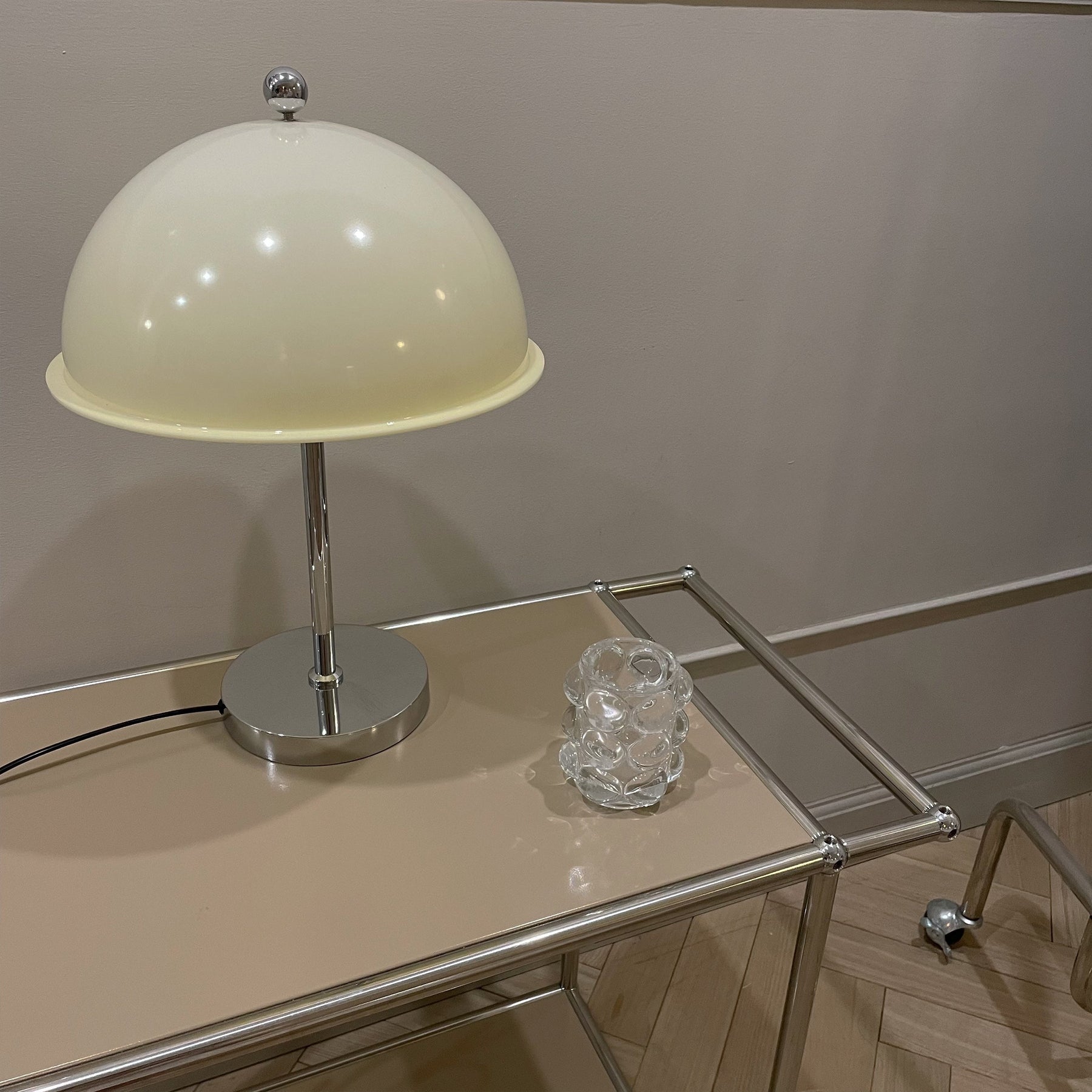 Lampe de Table Élégante en Argent - Design Chic avec Accents Acryliques
