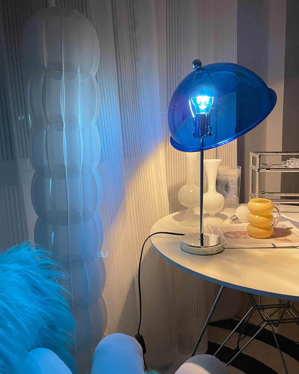 Lampe de Table Élégante en Argent - Design Chic avec Accents Acryliques