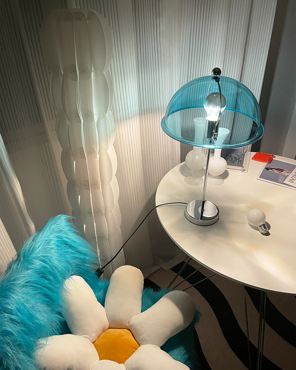 Lampe de Table Élégante en Argent - Design Chic avec Accents Acryliques