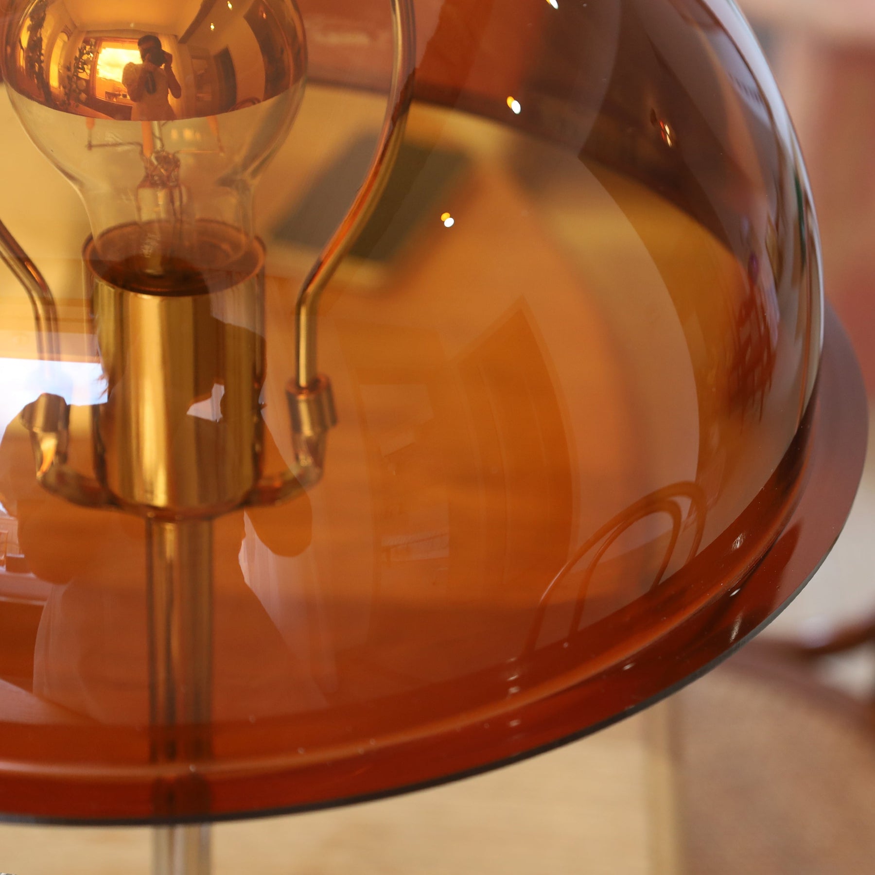 Lampe de Table Élégante en Argent - Design Chic avec Accents Acryliques