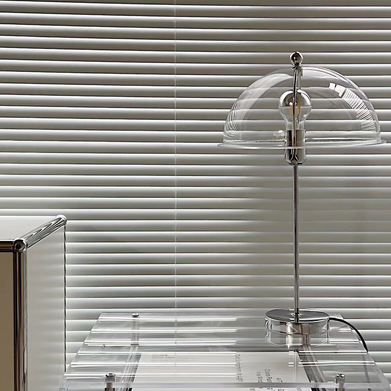 Lampe de Table Élégante en Argent - Design Chic avec Accents Acryliques