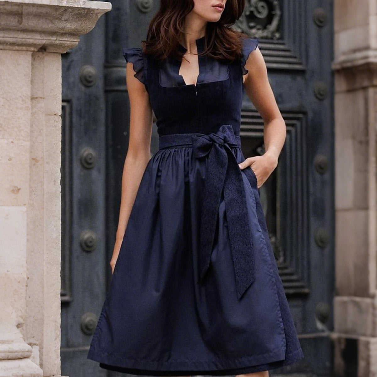 Robe dirndl bleu marine élégante - Tablier assorti et coupe féminine