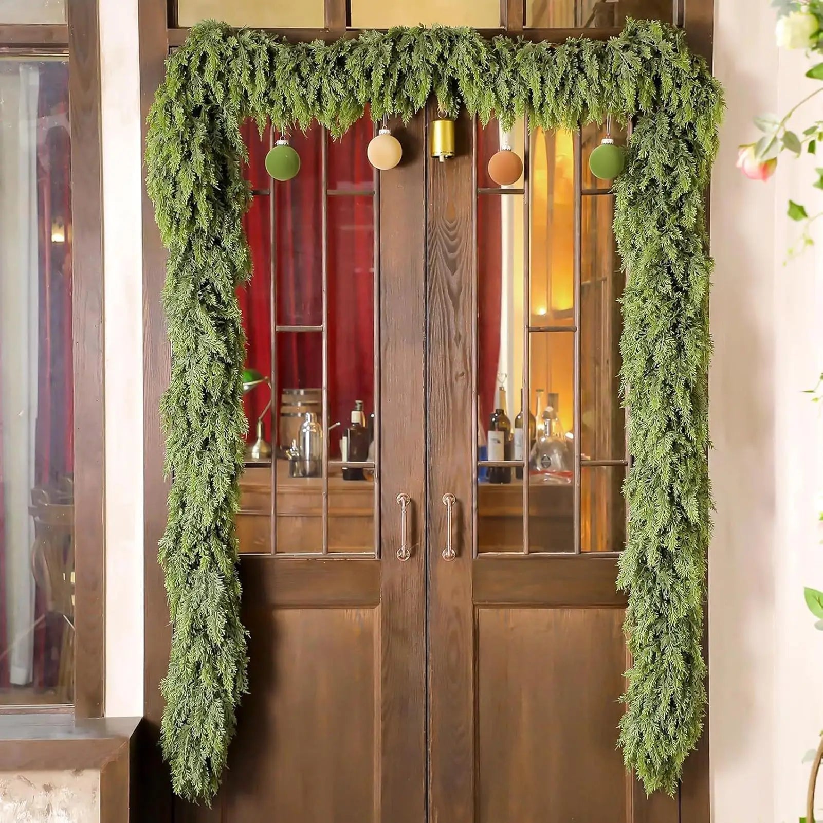 Guirlande de Noël en Cyprès - Décoration Élégante avec Lumières LED