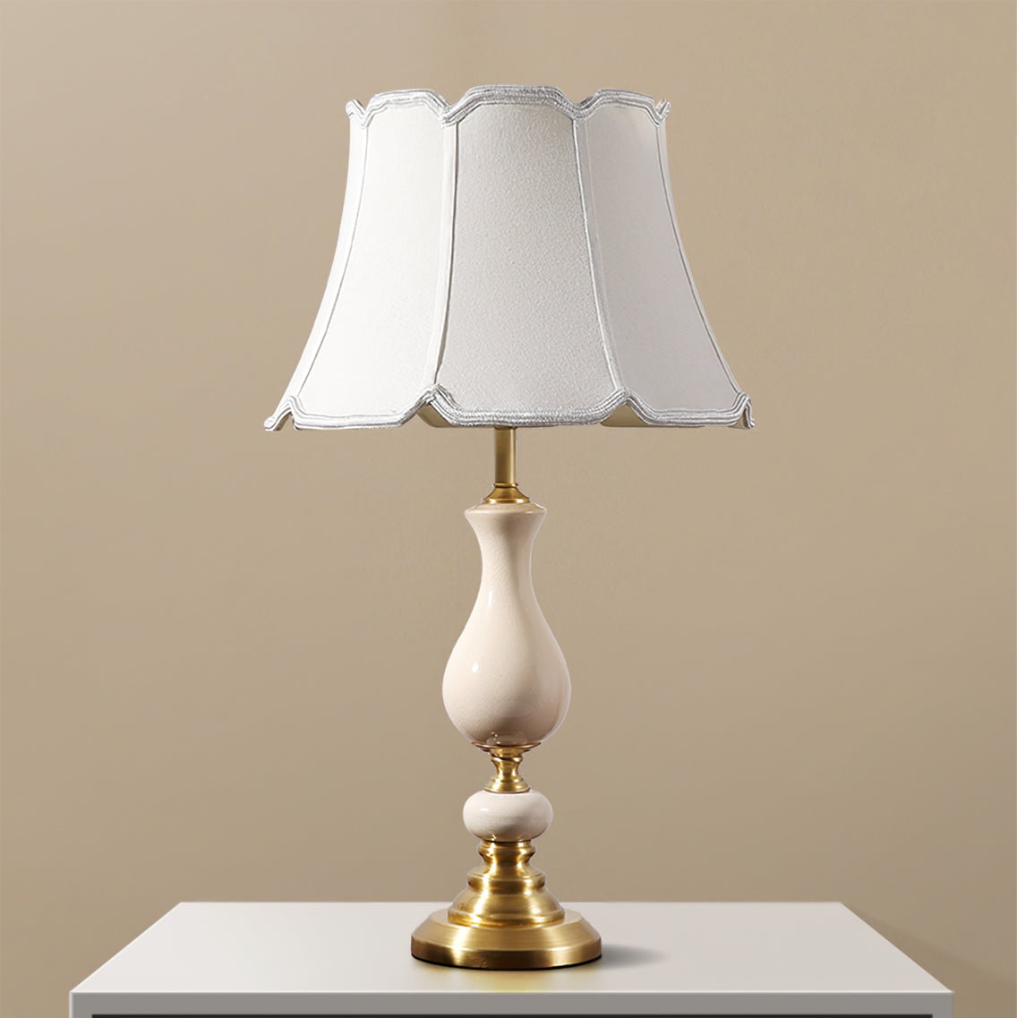 Lampe de Table en Céramique et Laiton - Élégance Intemporelle et Matériaux Premium