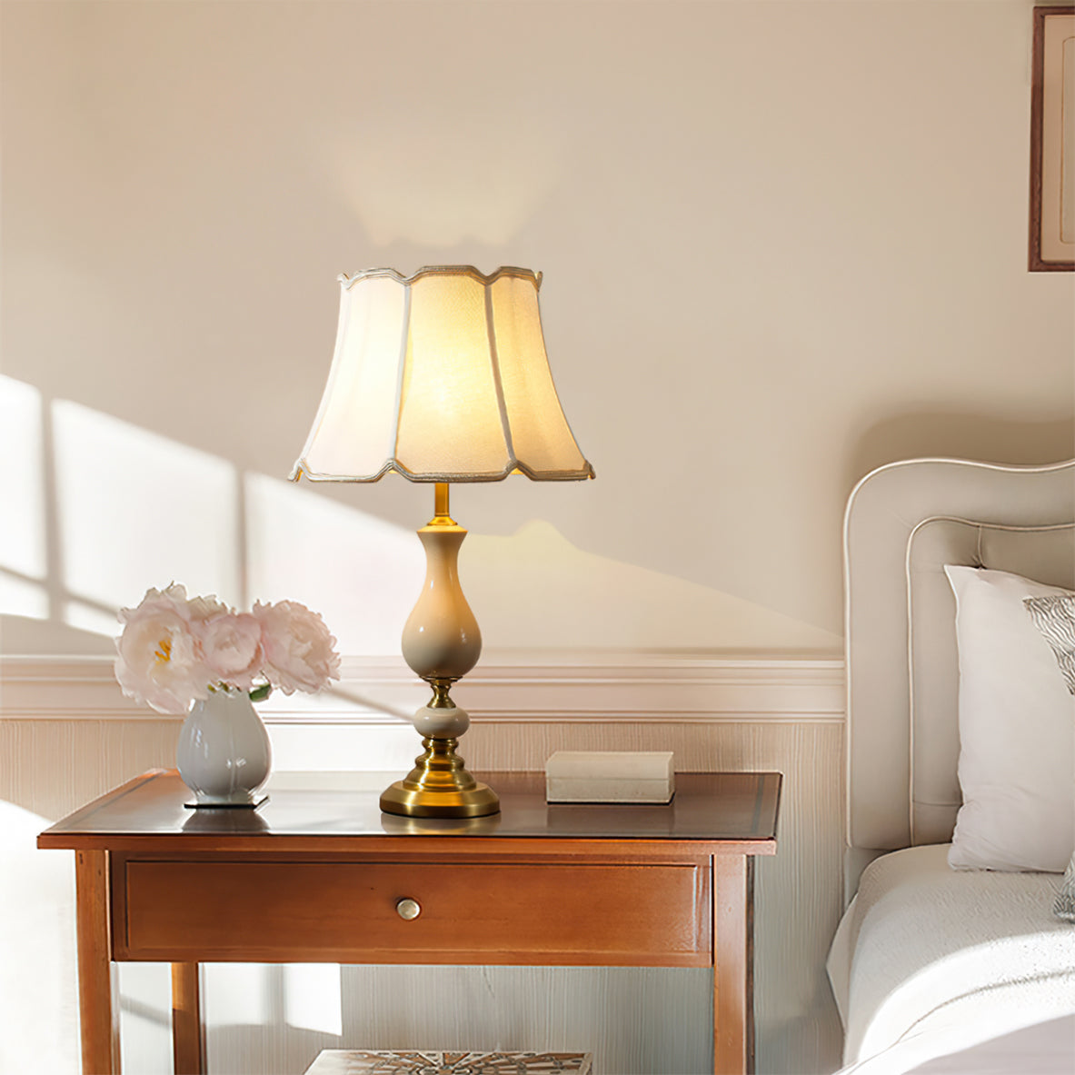 Lampe de Table en Céramique et Laiton - Élégance Intemporelle et Matériaux Premium
