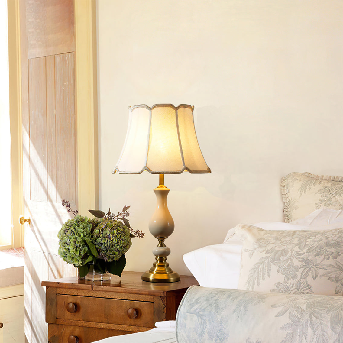 Lampe de Table en Céramique et Laiton - Élégance Intemporelle et Matériaux Premium