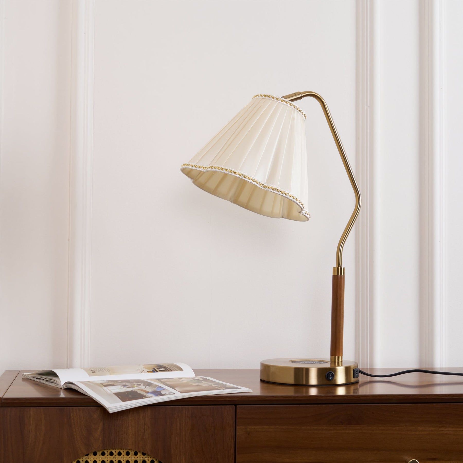Lampe de Table en Tissu Luxe - Base Dorée et Design Élégant