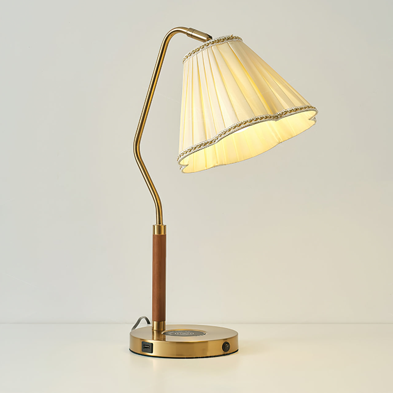 Lampe de Table en Tissu Luxe - Base Dorée et Design Élégant